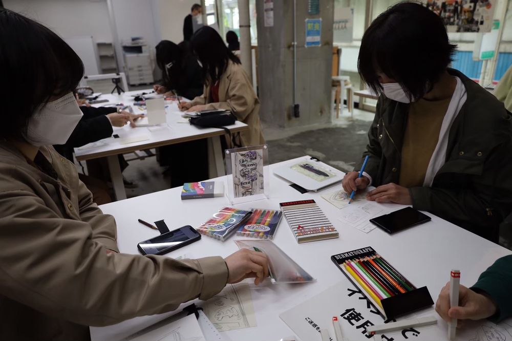 おしゃべりしながら絵を描くワークショップのようす