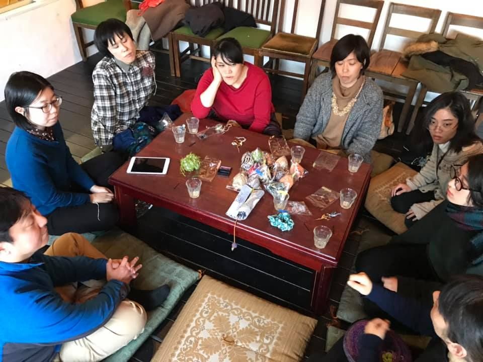 食べる・おしゃべりする：テーブルを囲むようす