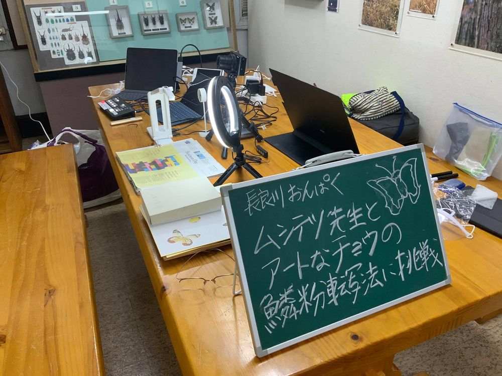 旅する図工室。出張ワークショップの机上と黒板