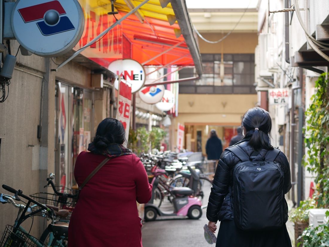 旅する図工室：訪ねた土地での一場面